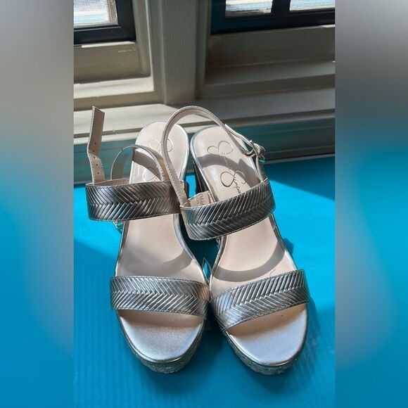 Jessica Simpson 9 1/2 gold platform - Picture 3 of 4